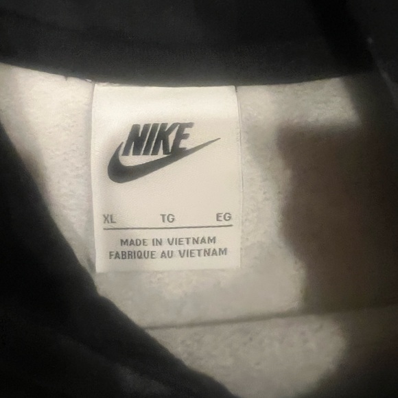 Nike sweatshirt- never worn but tags ripped off - Picture 2 of 2
